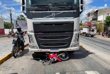 Carreta colide em traseira de moto em entrocamento de BRs na cidade de Pombal e homem fica ferido