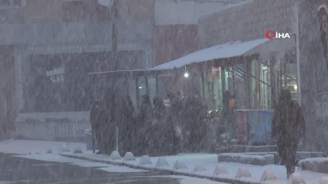 İstanbullular güne kar yağışı ile uyandı