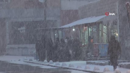 İstanbullular güne kar yağışı ile uyandı
