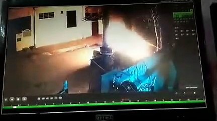 पहले दिन घर के बाहर कार खड़ी करने से मना किया, दूसरे दिन आग लगा दी