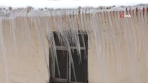 Çatılarda oluşan 3 metrelik buz sarkıtları tehlike oluşturuyor