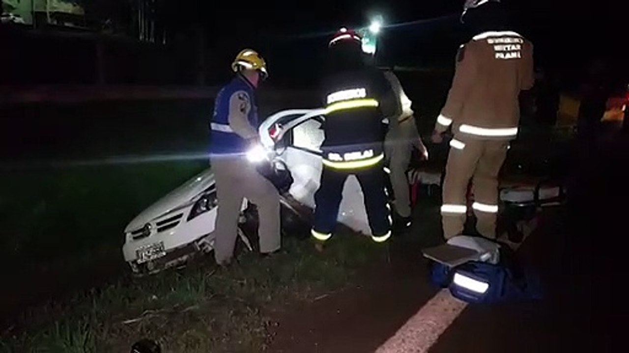 Homem fica encarcerado após capotar veículo na PR-180 em Juvinópolis