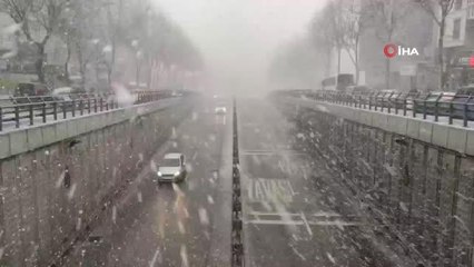 Sultangazi'de lapa lapa kar yağışı