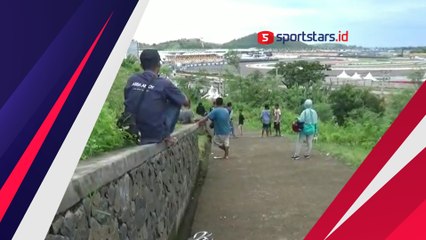 Antusias Warga Nonton dari Bukit di Hari Pertama Free Practice MotoGP Mandalika 2022