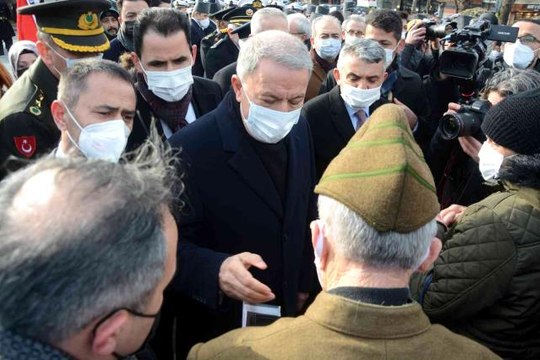Son dakika haberi: Bakan Akar, Çanakkale Geçilmez yazılı altın madalyanın toka edildiği Türk Bayrağını törenle göndere çekti