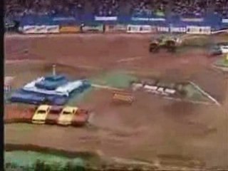 Maximum Destruction vs. Grave Diggger - Houston Monster Jam
