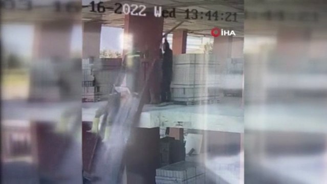 Dikkatsiz işçi, inşaatın ikinci katından bastığı kalasla birlikte aşağı düştü