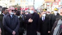 Bakan Akar, 'Çanakkale Geçilmez' yazan altın madalyalı Türk bayrağını törenle göndere çekti