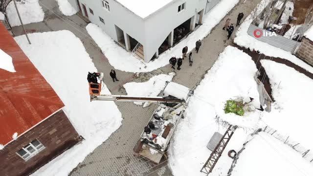 VEDAŞ ekipleri, karla kaplı leylek yuvalarına yiyecek bıraktı