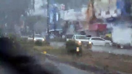 พายุฤดูร้อนถล่มอุบลฯ ฝนตกหนัก-น้ำท่วมถนนสายเศรษฐกิจ