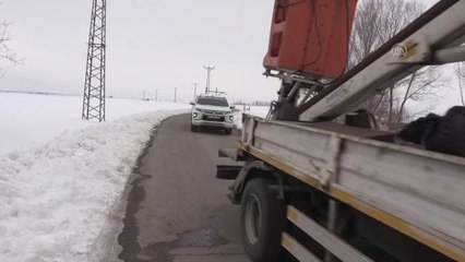 Elektrik arıza ekipleri leyleklerin yuvalarına yiyecek bıraktı