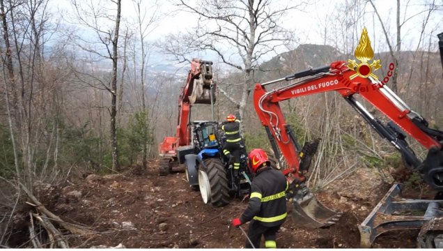 Morì sotto il trattore, per recuperare il mezzo agricolo oltre 10 ore di lavoro nel bosco per i vigili del fuoco