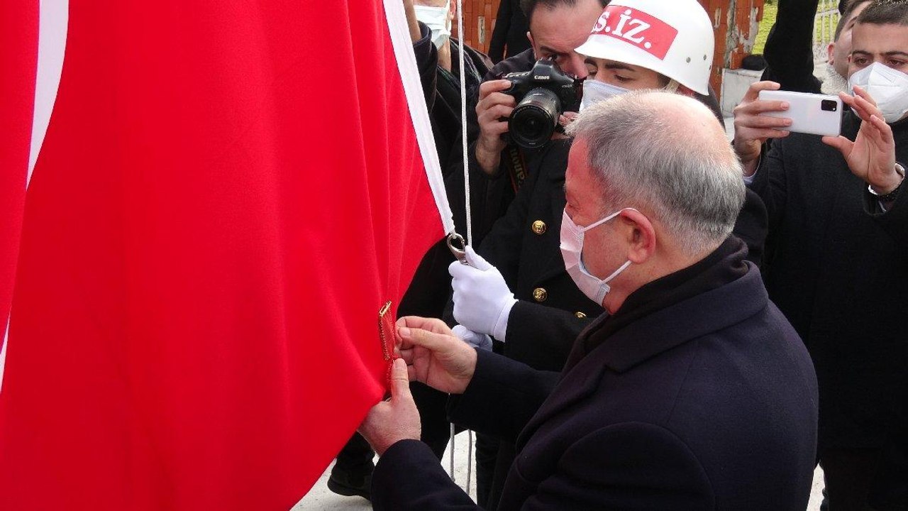 Çanakkale Zaferi’nin 107’nci yılı… Altın madalyalı Türk bayrağı göndere çekildi