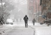 Meteoroloji'nin raporuna göre İstanbul'da etkili olan kar yağışı salı gününe kadar devam edecek