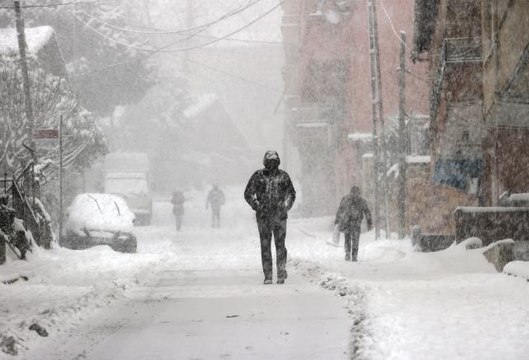 Meteoroloji'nin raporuna göre İstanbul'da etkili olan kar yağışı salı gününe kadar devam edecek