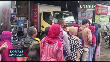 Antri Panjang Warga Buru Stok Terakhir Minyak Murah