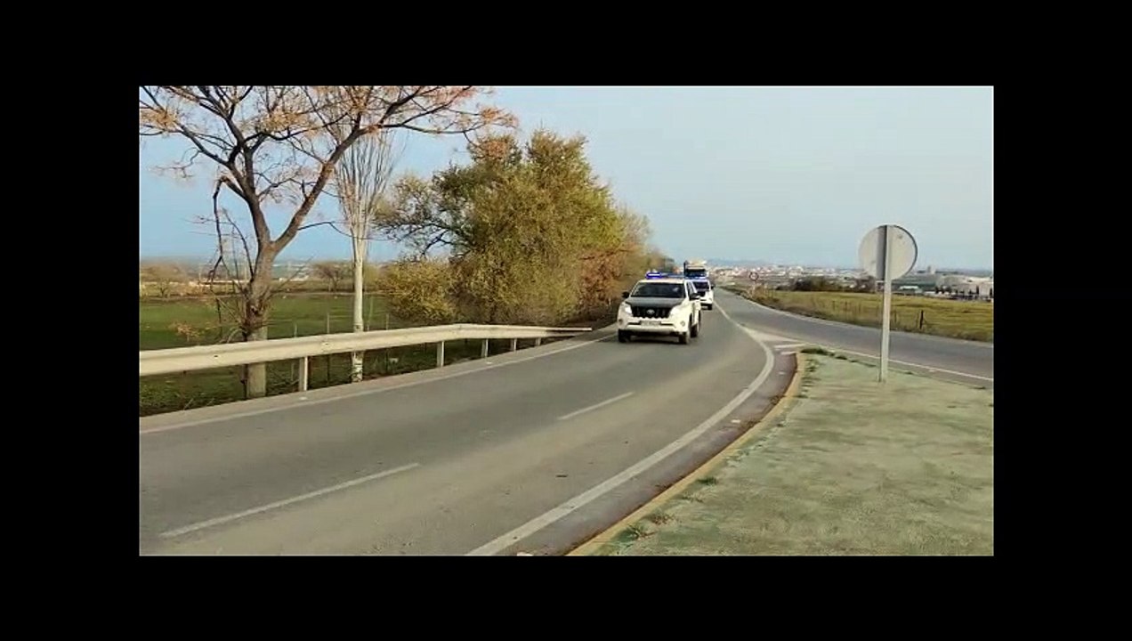 La Guardia Civil escolta a 30 camiones de Covap por tierra y por aire