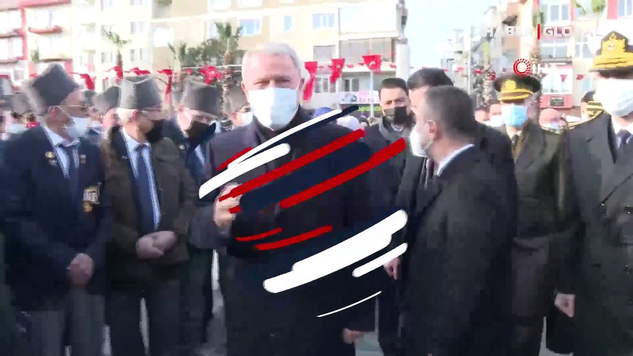 Bakan Akar'ın katıldığı törenle Çanakkale'de altın madalyalı Türk bayrağı göndere çekildi