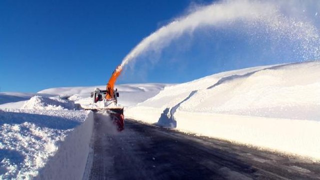 Muş-Kulp-Diyarbakır kara yolunda 2 metreyi bulan karla mücadele