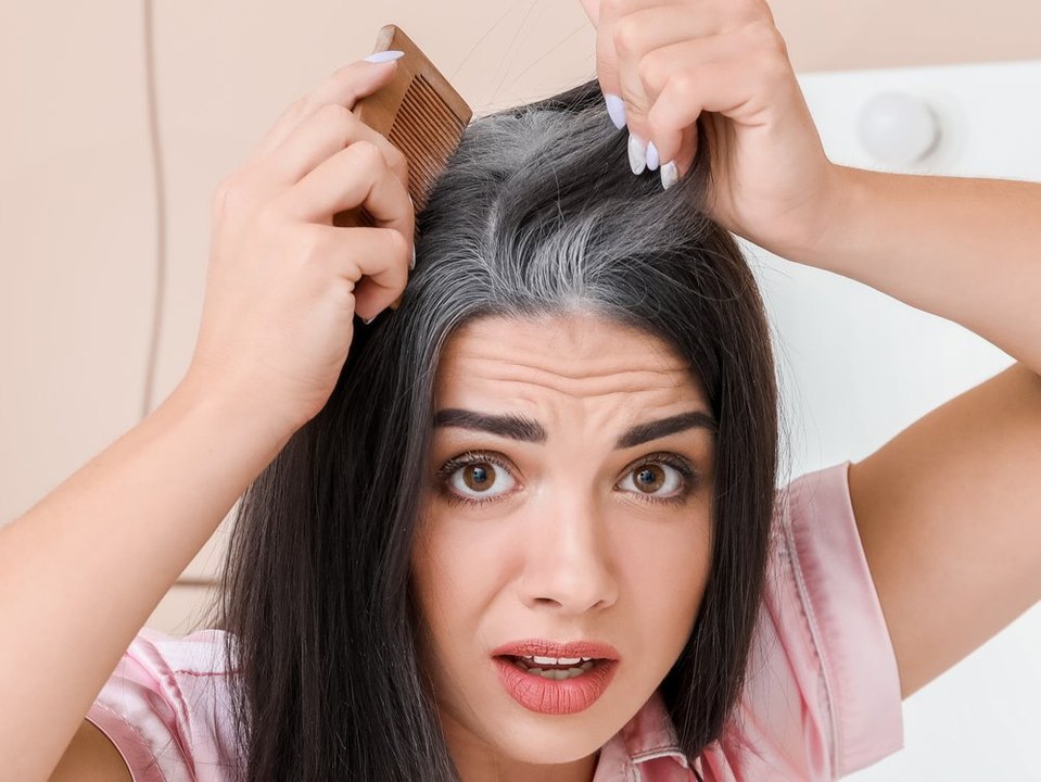 Finger weg! Diese Lebensmittel fördern graue Haare