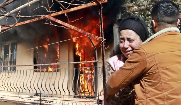 Yeni evli çift birbirlerine sarılarak evlerinin yanışını izledi