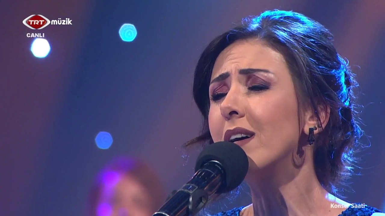 Rengin Uyar Kökten / Yaşamak yalan belki yalan delice sevmek