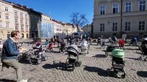 Carrinhos de bebé colocados em Lviv