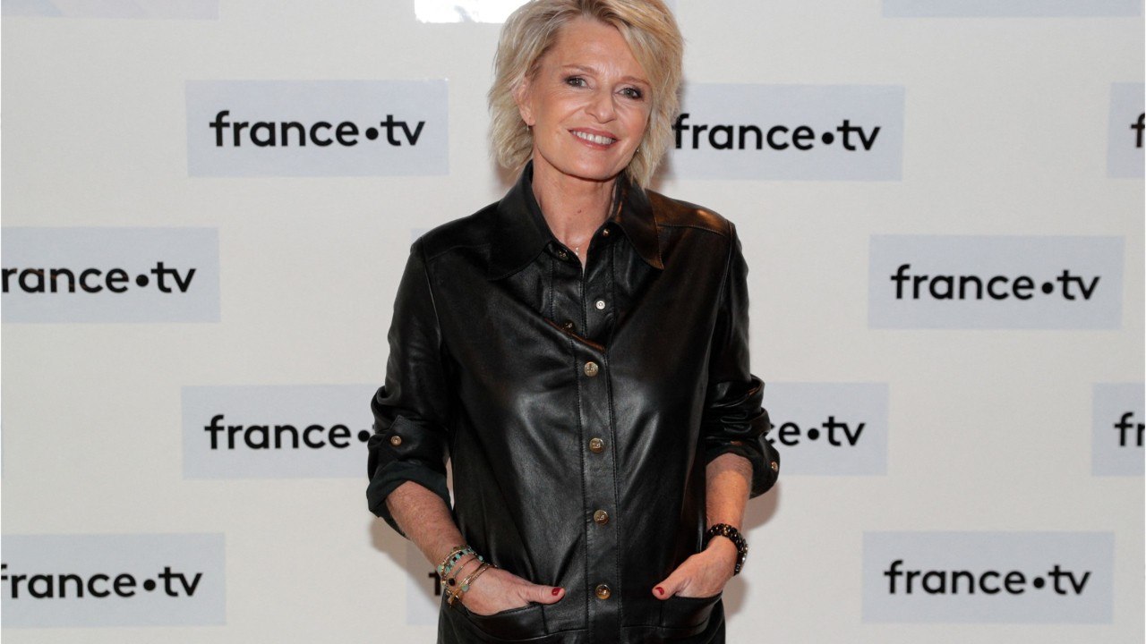 Voici - PHOTO Affaire conclue : Sophie Davant se moque d’Harold Hessel qui expertise... des WC