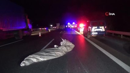 Kamyondan uçan brandaya çarpan hafif ticari araç takla attı: 2 kişi yaralandı