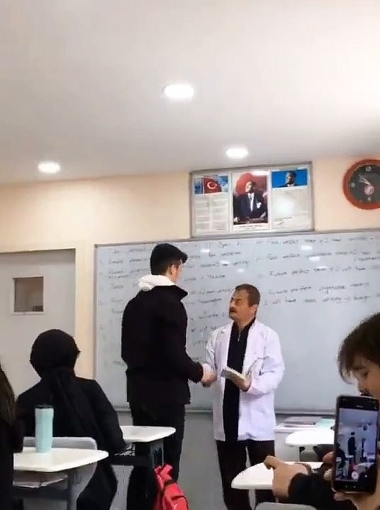 Pes dedirten görüntüler! Öğrencinin öğretmene yaptıkları, sosyal medyayı ayağa kaldırdı
