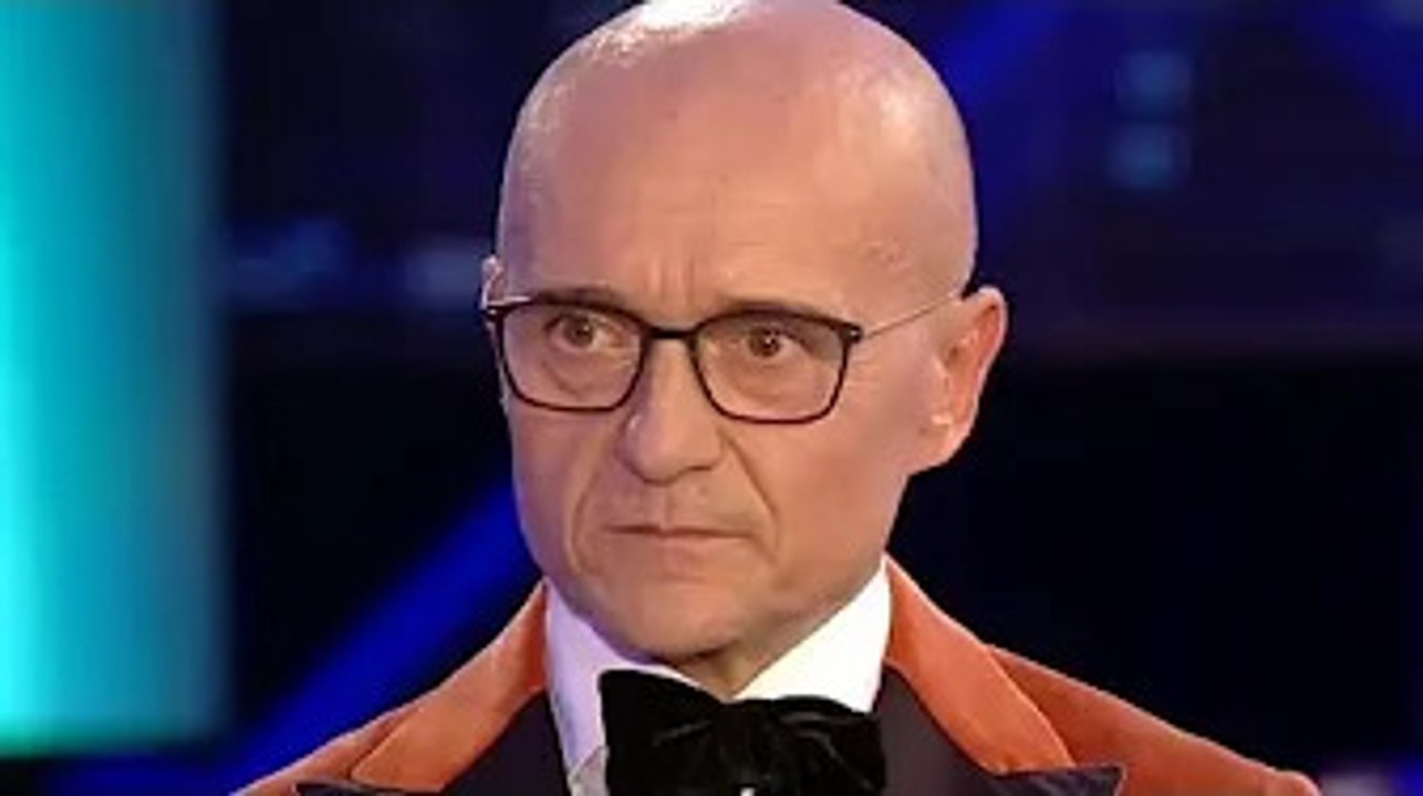 Alfonso Signorini va in vacanza dopo il GF Vip. Lo sfogo: "Sono a pezzi" Si è concluso da poco più d