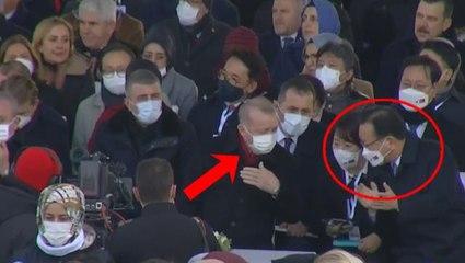 Törende dikkat çeken görüntü! Cumhurbaşkanı Erdoğan, Güney Kore Başbakanı'nı dürterek kürsüye çıkardı