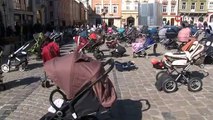 Ukrayna'da ölen çocuklar için Lviv'de meydana 109 boş bebek arabası bırakıldı