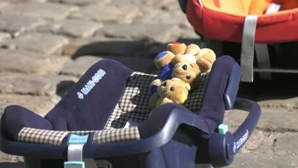 110 cochecitos de bebé recuerdan a los niños muertos ya en la invasión de Ucrania