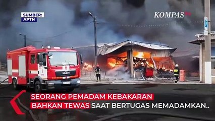 Descargar video: Pasukan Rusia Serang Pasar di Kharkiv Ukraina, Pemadam Kebakaran Ikut Diserang Hingga Tewas