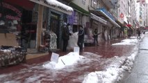 Samsun'da etkili olan kar yağışı sonrası canı sıkılan esnaf kardan mezar yaptı
