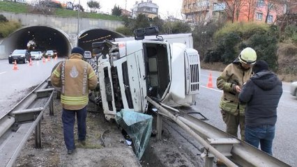 ÜSKÜDAR ŞİLE YOLUNDA KAMYONET DEVRİLDİ; TRAFİK YOĞUNLUĞU OLUŞTU