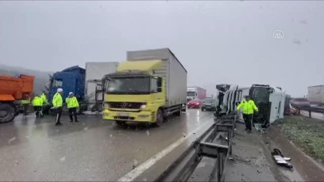 İki ayrı tır aynı yerde kaza yaptı