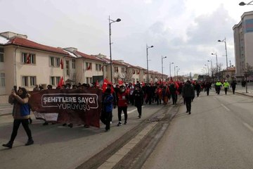 Onlarca kişi bir araya geldi, şehitler için yürüdü