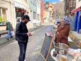 Üsküdar'da bir işletme Çanakkale Zaferi anısına hoşaf ve ekmek dağıttı