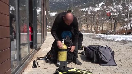 Çanakkale şehitleri anısına suya dalarak 30 metre derinlikte Türk bayrağı açtılar
