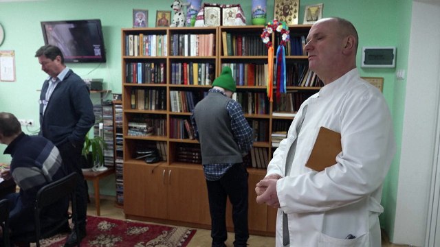 A Kiev, entre deux tirs, les patients d'un hôpital psychiatrique jouent aux échecs