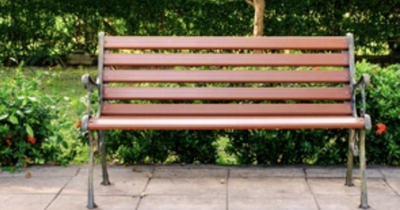 À 101 ans, elle continue de faire ses courses à pied, son village lui installe un banc pour qu'elle puisse se reposer