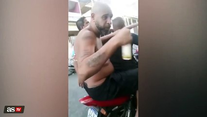 النجم البرازيلى السابق أدريانو يظهر مخمورا على دراجة نارية