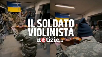 Guerra Russia-Ucraina, soldato ucraino suona l'inno nazionale al violino davanti ai colleghi