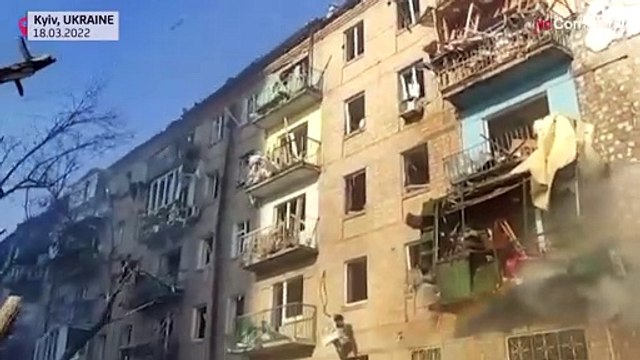 بدون تعليق: دمار كبير يخلفه القصف الروسي على حيّ سكني في كييف