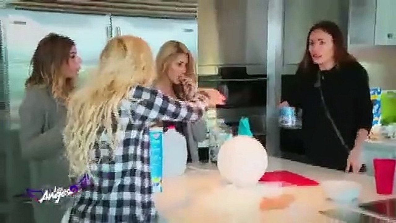 Les Anges 9 : Mélanie clashe violemment la petite nouvelle...