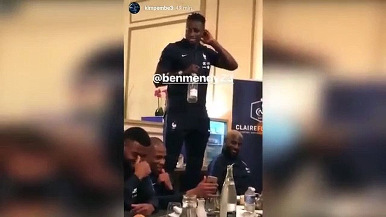 Le bizutage amusant des nouveaux membres de l'équipe de France de football