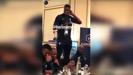 Le bizutage amusant des nouveaux membres de l'équipe de France de football