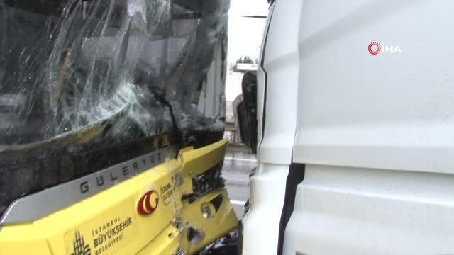 Sancaktepe'de tır ile İETT otobüsü kafa kafaya çarpıştı: 1 yaralı